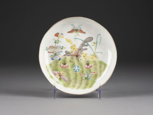 Auction <br>EIN FAMILLE ROSE TELLER MIT DARSTELLUNG VON SCHMETTERLINGEN