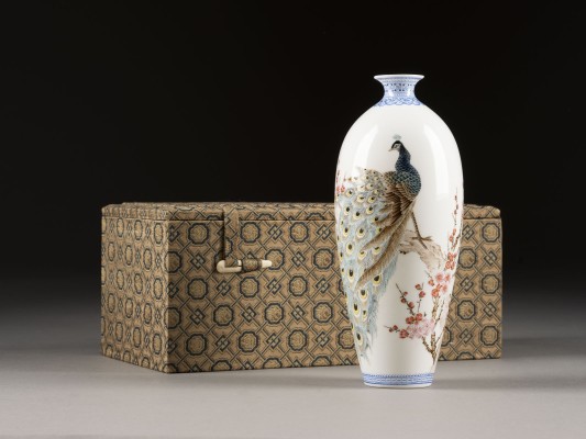 Auction <br>EINE FAMILLE ROSE VASE AUS EIERSCHALEN-PORZELLAN MIT DARSTELLUNG VON PFAU UND PRUNUS