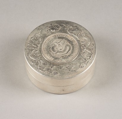 Auktion <br>EINE SILBERMÜNZE EINGELGETE TUSCHEBOX MIT DRACHENDARSTELLUNG AUS SILBER