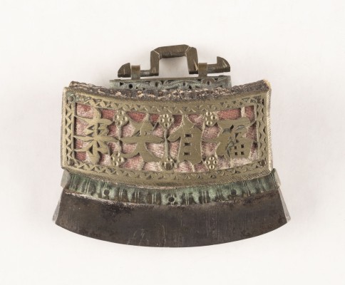 Bild EINE FEUERZEUGTASCHE AUS LEDER MIT METALLBESCHLÄGEN