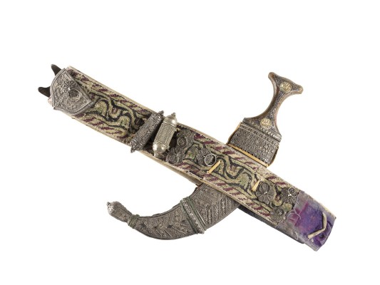 Auktion <br>EIN SILBERMONTIERTER JAMBIYA MIT GÜRTEL