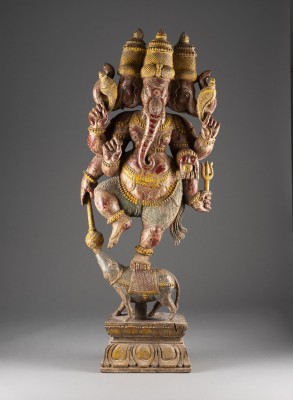Bild EINE POLYCHROM BEMALTE HOLZGESCHNITZTE FIGUR VON GANESHA