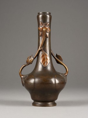 Auktion <br>EINE FLASCHENVASE AUS BRONZE