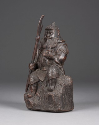 Auktion <br>EINE SITZENDE FIGUR VON BISHAMONTEN AUS TON