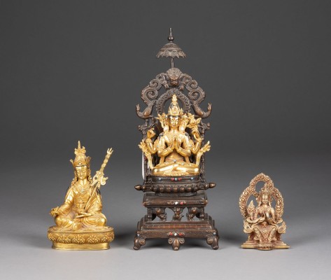 Bild DREI SITZENDE BUDDHISTISCHE FIGUREN AUS BRONZE