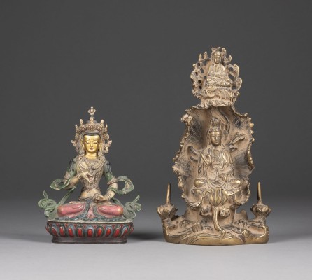 Bild EINE POLYCHROM BEMALTE FIGUR VON VAJRASATVA UND EINE FIGUR VON GUANYIN AUS BRONZE