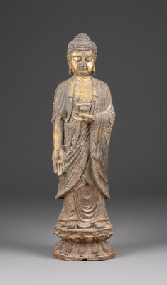 Bild EINE STEHENDE FIGUR VON BUDDHA AUS BRONZE