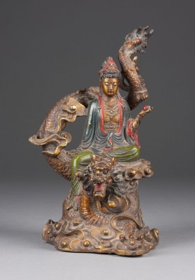 Bild EINE POLYCHROM BEMALTE FIGUR DER DRACHENREITENDEN GUANYIN AUS BRONZE