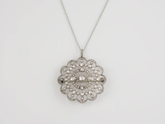 Auktion 137<br>ANHÄNGER / BROSCHE MIT KETTE