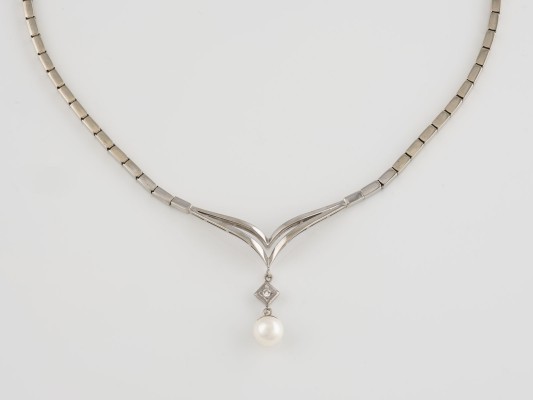 Auction 137<br>COLLIER UND PAAR OHRSTECKER