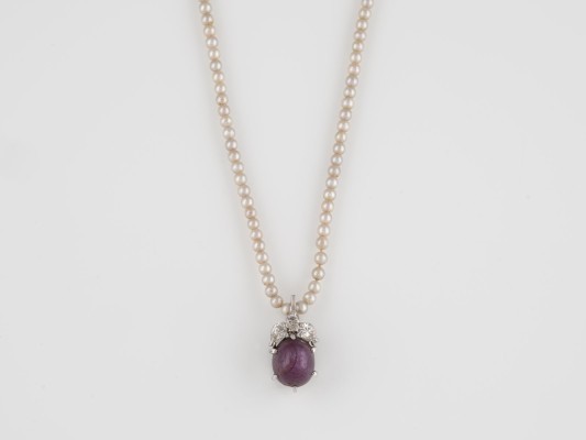 Auction 137<br>ANHÄNGER MIT KETTE