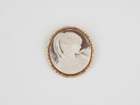 Auction 137<br>KAMEE-BROSCHE / ANHÄNGER
