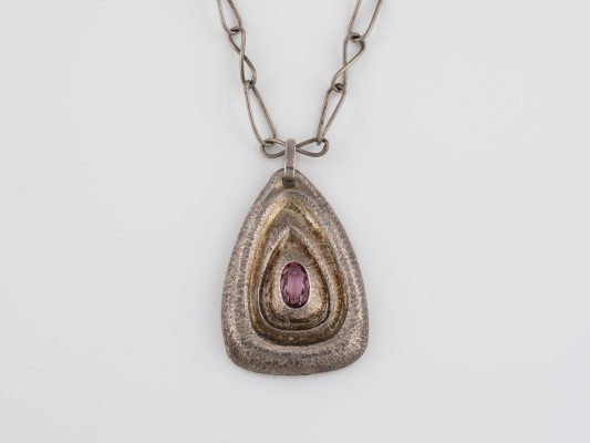 Auktion 137<br>KLEINODIENKUNST - ANHÄNGER MIT KETTE