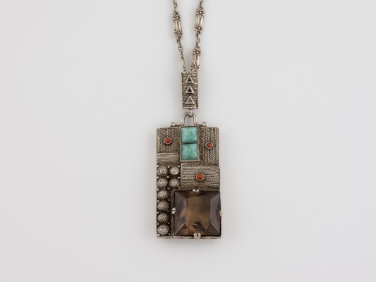 Auction 137<br>ANHÄNGER 'THEODOR FAHRNER' MIT KETTE