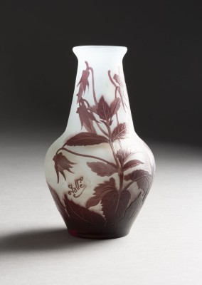 Auktion 137<br>KLEINE VASE MIT AKELEI
