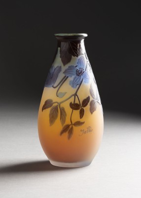 Auktion 137<br>KLEINE VASE MIT KLEMATIS