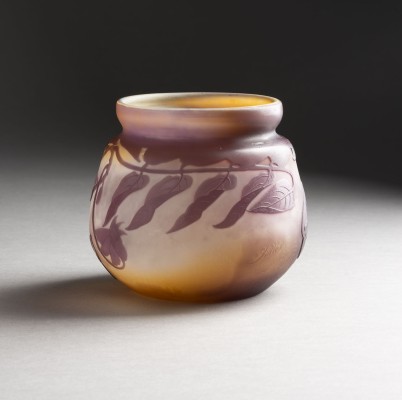 Auktion 137<br>VASE MIT GLYZINIEN