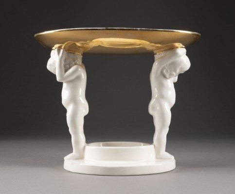 Auction 137<br>TAFELAUFSATZ MIT PUTTI