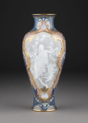 Auktion 137<br>PRÄCHTIGE VASE MIT PÂTE-SUR-PÂTE MALEREI