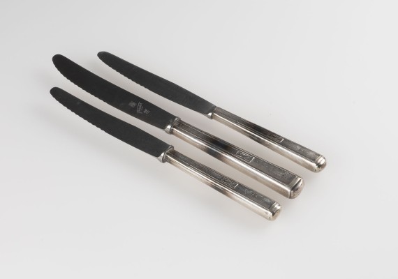 Auction 137<br>DREI MESSER