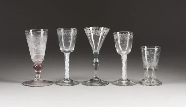 Auktion 137<br>SCHNAPSGLAS UND VIER KELCHGLÄSER