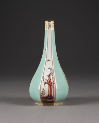 Auktion 137<br>SAKEFLASCHE MIT CHINOISERIEN