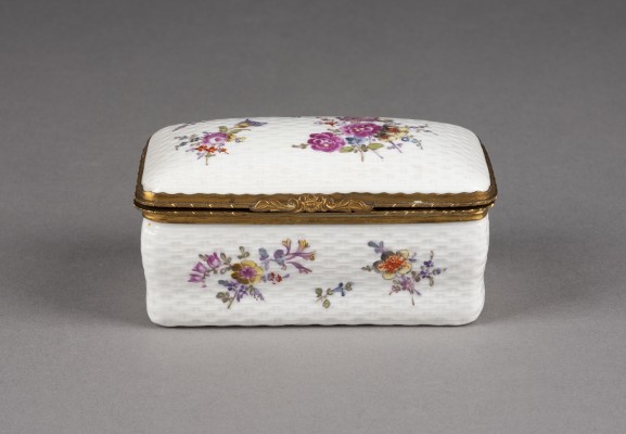 Auktion 137<br>TABATIÈRE MIT BLUMENMALEREI