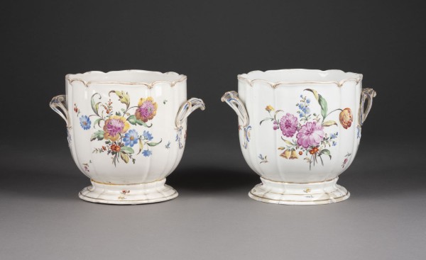 Auktion 137<br>PAAR FLASCHENKÜHLER BZW. CACHEPOTS MIT BLUMENMALEREI