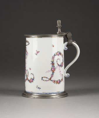 Auktion 137<br>WALZENKRUG MIT BLÜTEN-MONOGRAMM