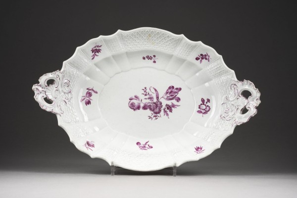 Auktion 137<br>OVALE SCHALE MIT CAMAIEUMALEREI