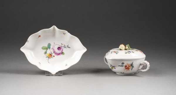 Auction 137<br>SCHALE UND DECKELGEFÄSS MIT BLUMENMALEREI