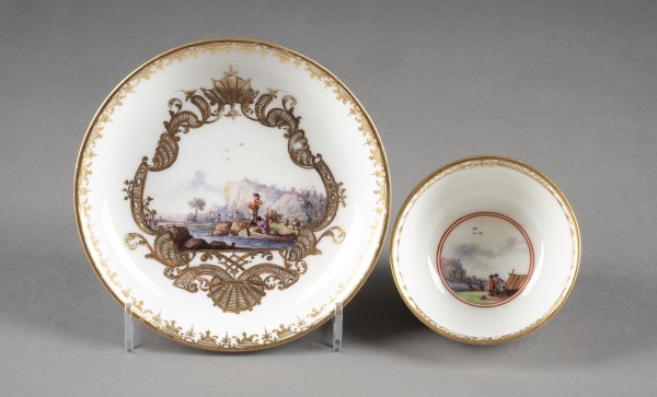 Auction 137<br>KOPPCHEN MIT UNTERSCHALE MIT KAUFFAHRTEISZENEN