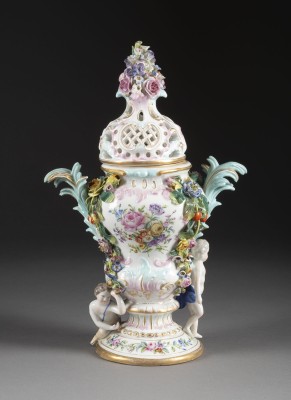 Auction 137<br>PRACHTVOLLE POTPOURRI-DECKELVASE