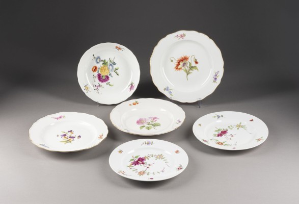 Auction 137<br>SCHALE UND FÜNF TELLER 'BLUMENMALEREI'