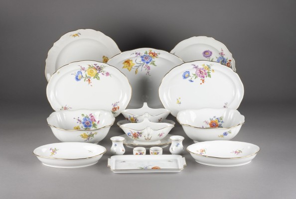 Auktion 137<br>105-TEILIGES SPEISE- UND KAFFEESERVICE 'BLUMENMALEREI'