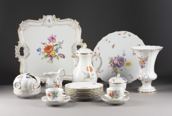 Auction 137<br>24-TEILIGES KAFFEESERVICE 'ÜPPIGE BLUMENMALEREI'