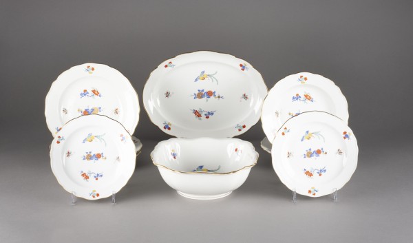 Auktion 137<br>NEUNTEILIGES RESTSPEISESERVICE MIT KAKIEMON-DEKOR