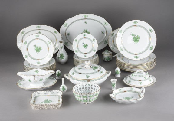 Auction 137<br>85-TEILIGES SPEISE- UND TEE-/KAFFEESERVICE 'APPONYI GRÜN'