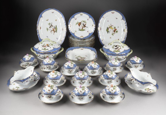 Auction 137<br>110-TEILIGES SPEISE- UND KAFFEESERVICE 'ROTHSCHILD - BLAUE SCHUPPENMALEREI'