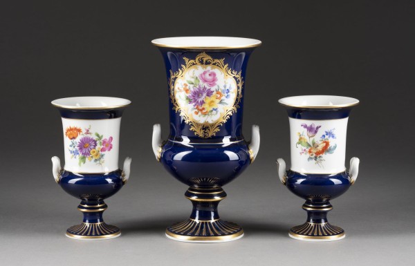 Auktion 137<br>DREI KLEINE KRATERVASEN MIT BLUMENMALEREI