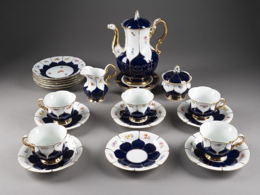 Auction 137<br>20-TEILIGES PRUNKVOLLES KAFFEESERVICE 'B-FORM - STREUBLUMEN'