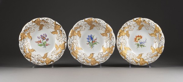 Auction 137<br>DREI PRUNKTELLER MIT BLUMENMALEREI