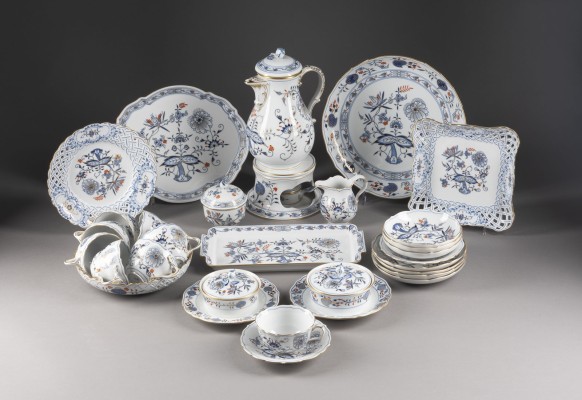 Auction 137<br>53-TEILIGES SPEISE- UND KAFFEESERVICE 'ZWIEBELMUSTER - BUNT'