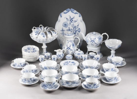 Auktion 137<br>164-TEILIGES SPEISE-, TEE- UND KAFFEESERVICE 'ZWIEBELMUSTER'