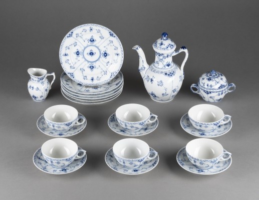 Auction 137<br>21-TEILIGES KAFFEE-/TEESERVICE 'MUSSELMALET - HALBSPITZE'