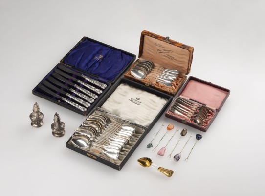 Auction 137<br>UMFANGREICHE SAMMLUNG VON BESTECKTEILEN