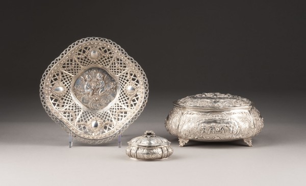Auction 137<br>3-TEILIGES KONVOLUT VON ZWEI DOSEN UND EINER DURCHBRUCHSCHALE