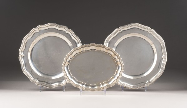 Auktion 137<br>SET VON ZWEI PLATZTELLERN UND EINER OVALEN SERVIERPLATTE