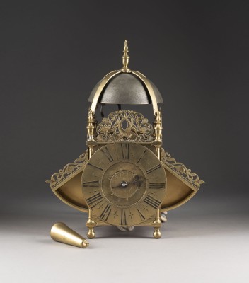 Auktion 137<br>LATERNENUHR MIT FLÜGELN (WINGED LANTERN CLOCK)