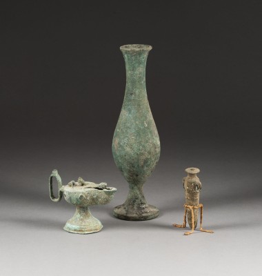 Auction 137<br>BRONZE-VASE, -ÖLLAMPE UND -AMPHORE